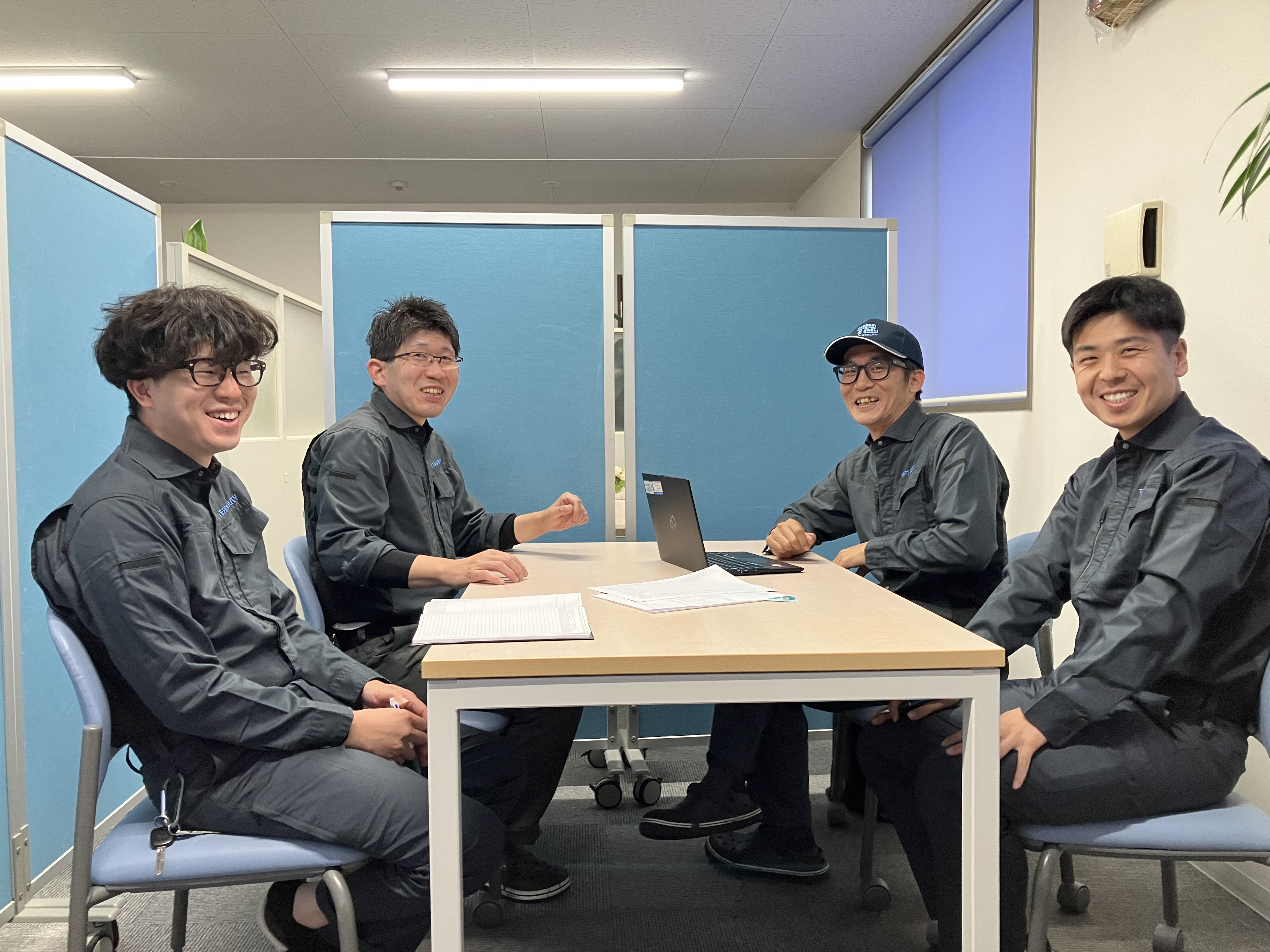 社員が会話している様子