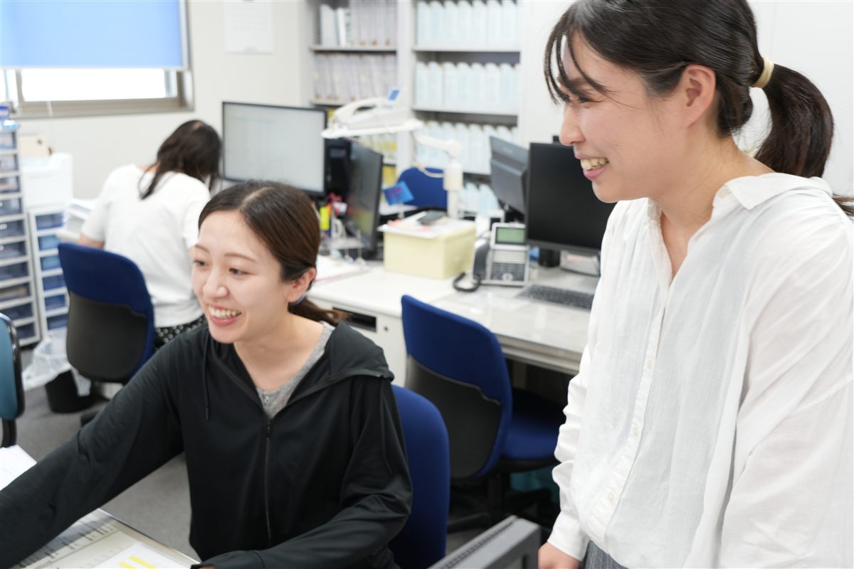 オフィスで会話するスタッフ